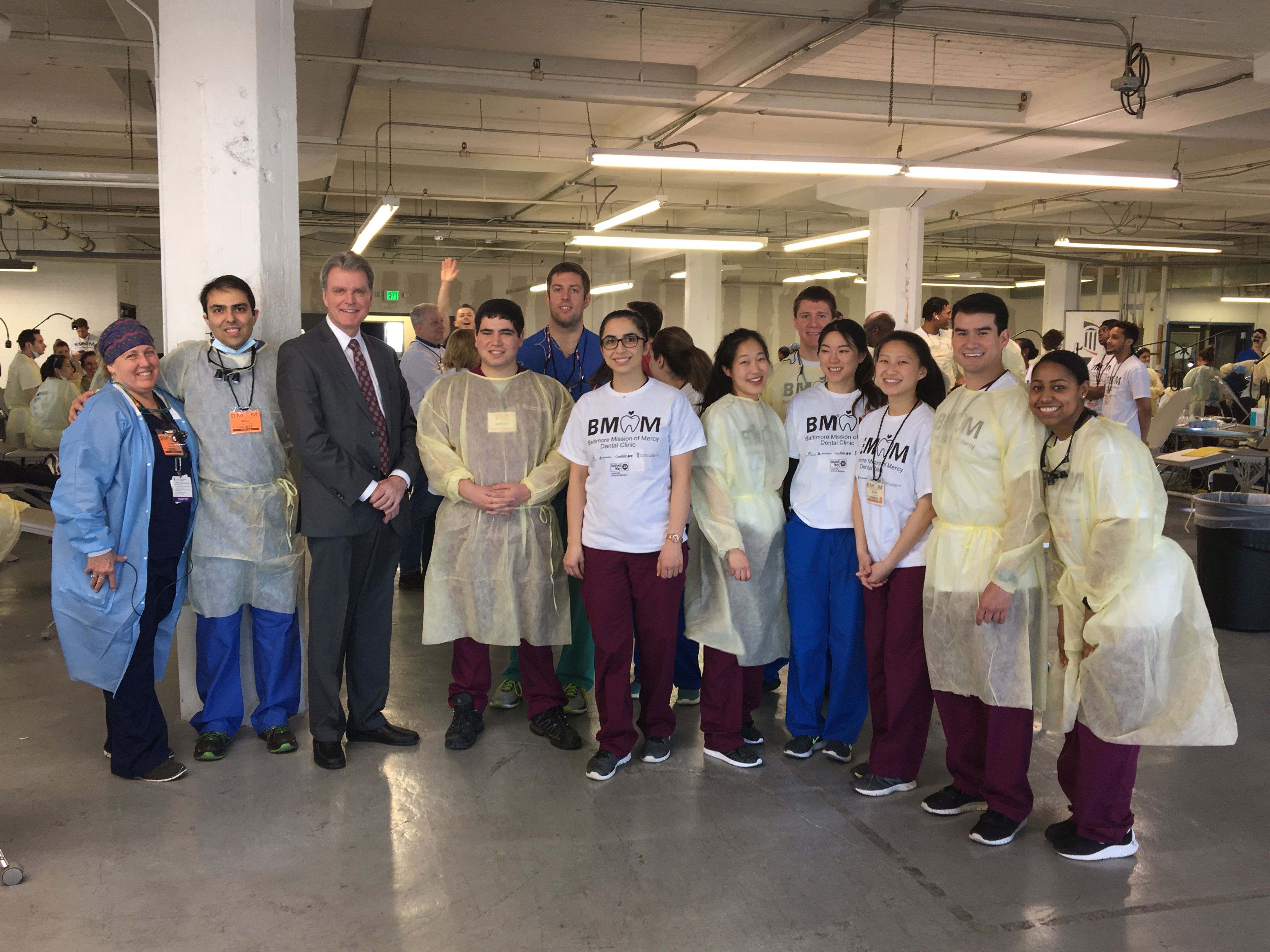 DDS students, faculty, and Dean posing together.