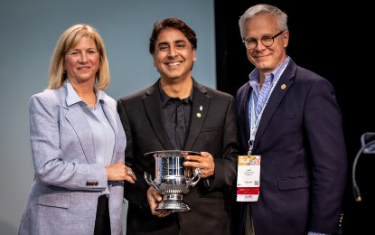 Dhar receiving the Suzi Seale Coll Evidence-Based Dentistry Service Award at the 2022 AAPD annual session in San Diego.