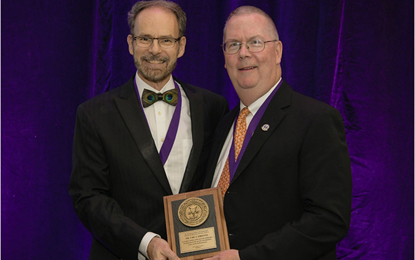 Carl Driscoll, DMD, receives the Educator of the Year award from the ACP (photo credit: ACP)